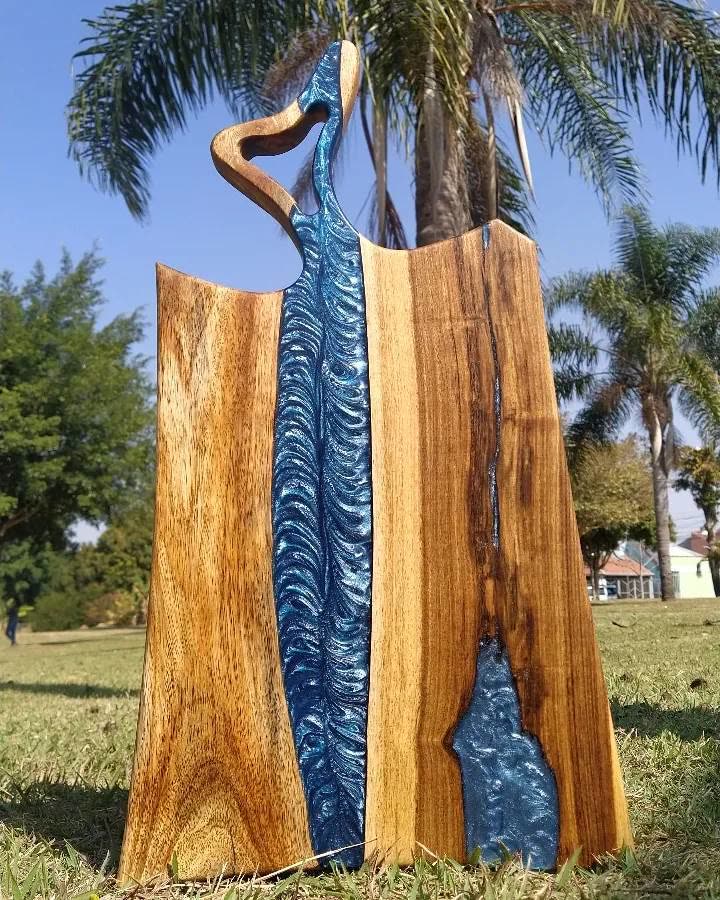 Tábua estilo river em Sibipiruna com rio de resina azul perolado e cabo