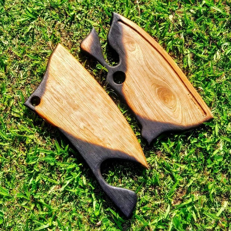 Tábuas estilo cutelo em madeira com acabamento Shou Sugi Ban