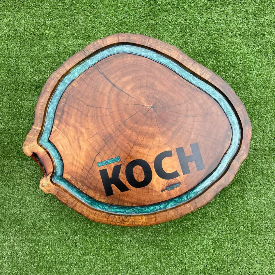 Tábua de corte personalizada com canaletas em resina verde e logo