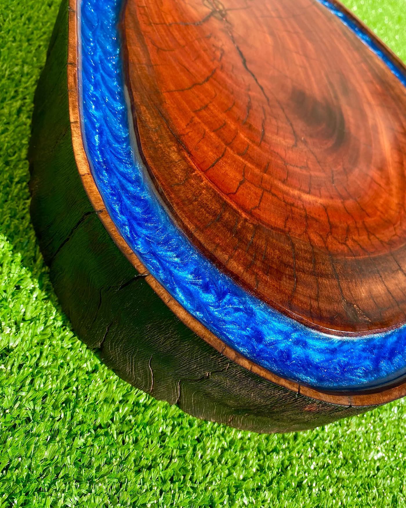 Tábua grossa de Muiracatiara com canaleta em resina azul perolado